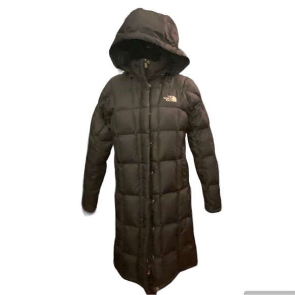 The North Face Jackets & Blazers - THE NORTH FACE goose down 600 puffer jacket in black - long and cozy!! Size M